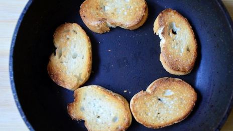 брускетта с маринованным перцем и фетой