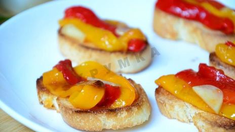 брускетта с маринованным перцем и фетой