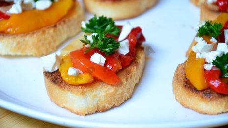 брускетта с маринованным перцем и фетой