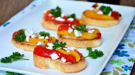 брускетта с маринованным перцем и фетой