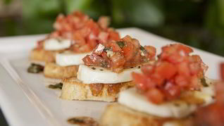 Брускетта с моцареллой