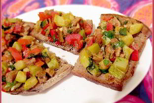 Брускетта с мясом и овощами
