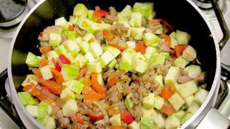 брускетта с мясом и овощами