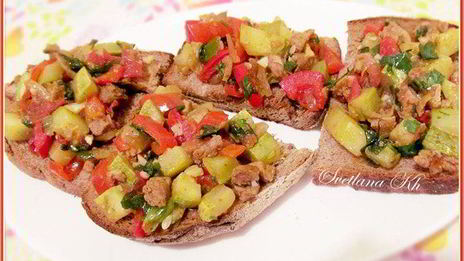 брускетта с мясом и овощами