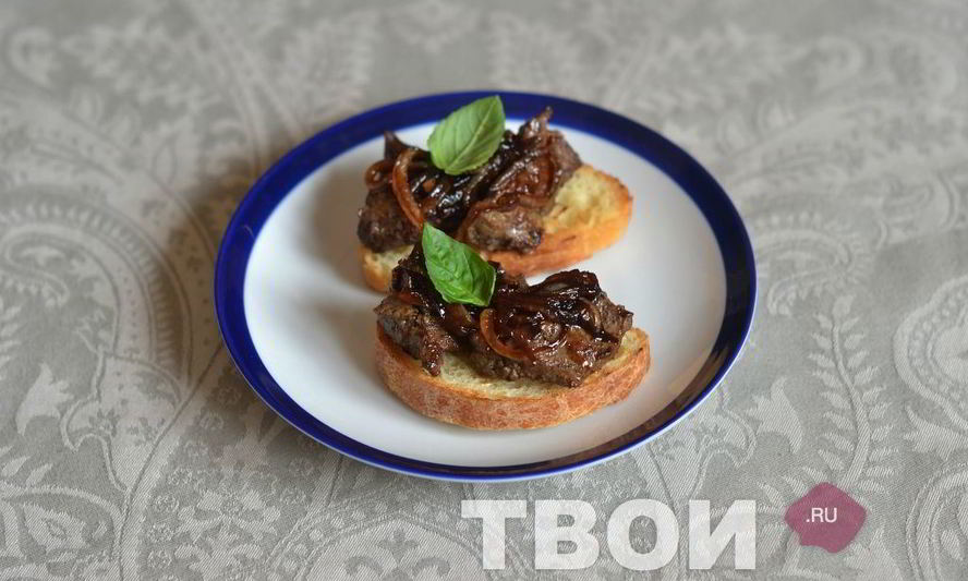 Рецепт брускетта с печенью и бальзамическим луком