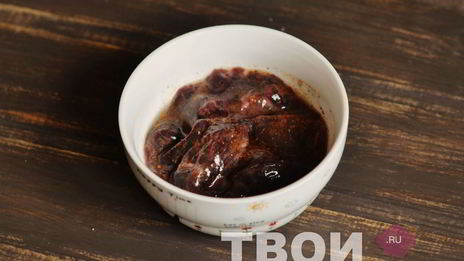 брускетта с печенью и бальзамическим луком