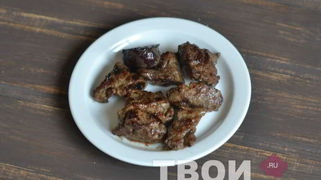 брускетта с печенью и бальзамическим луком