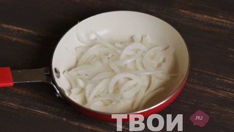 брускетта с печенью и бальзамическим луком