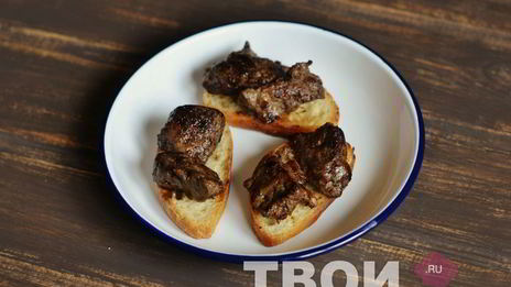 брускетта с печенью и бальзамическим луком