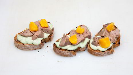 брускетта с печенью трески