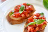 Брускетта с помидорами и базиликом