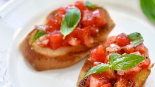 Брускетта с помидорами и базиликом