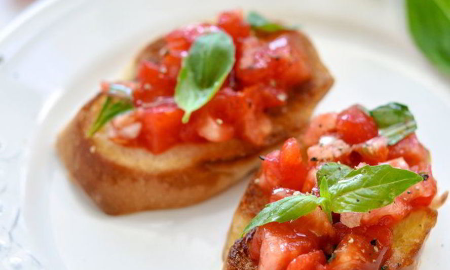 Рецепт брускетта с помидорами и базиликом