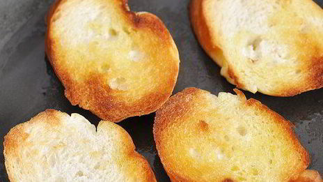 брускетта с помидорами и базиликом