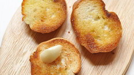 брускетта с помидорами и базиликом