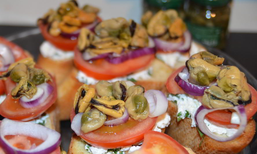 Рецепт брускетта с помидорами и мидиями