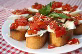 Брускетта с помидорами и моцареллой