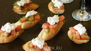 Брускетта с помидорами и сыром