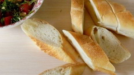 брускетта с помидорами и сыром