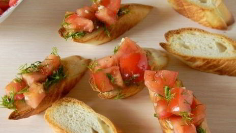 брускетта с помидорами и сыром