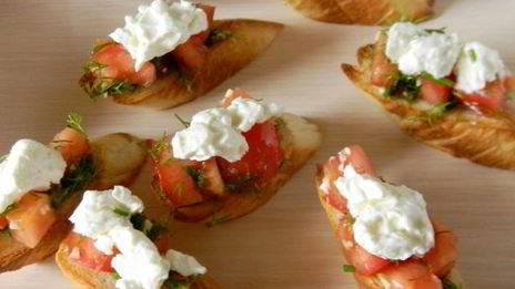 брускетта с помидорами и сыром