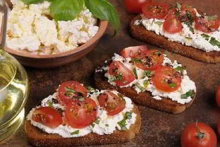 Брускетта с помидорами и творожным сыром