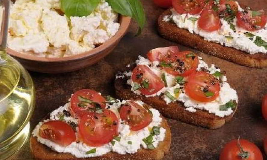 Рецепт брускетта с помидорами и творожным сыром