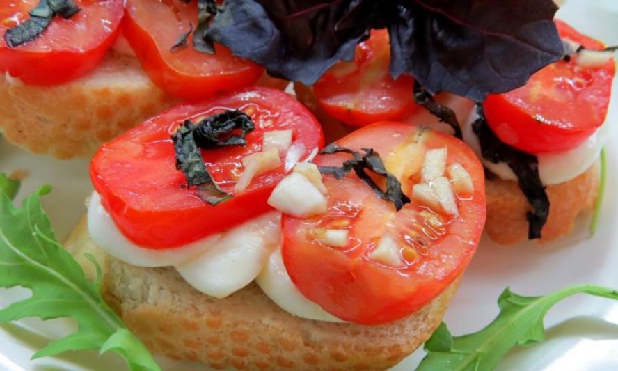 Рецепт брускетта с помидорами, сыром и базиликом