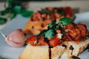 Брускетта с помидорами