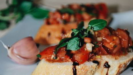 брускетта с помидорами