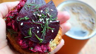 Брускетта с рыбой и свеклой