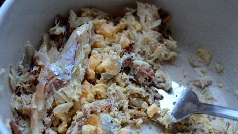 брускетта с рыбой и свеклой