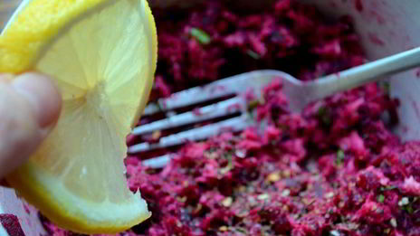 брускетта с рыбой и свеклой