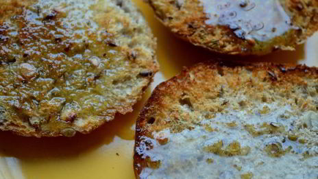 брускетта с рыбой и свеклой