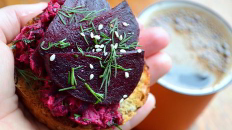 брускетта с рыбой и свеклой