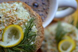 Брускетта с рыбой, творогом и кабачком