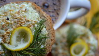 Брускетта с рыбой, творогом и кабачком