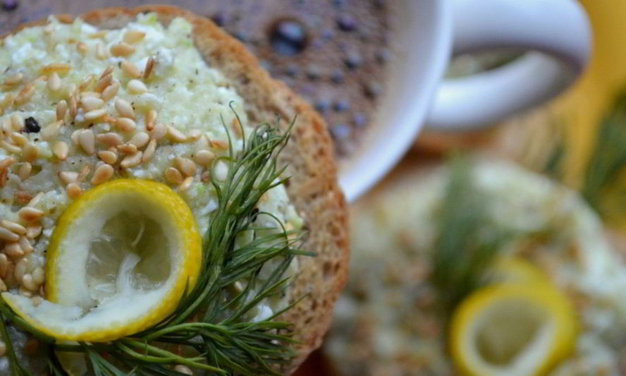 Рецепт брускетта с рыбой, творогом и кабачком