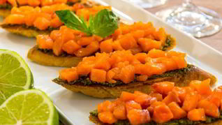 Брускетта с семгой и песто