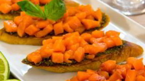 брускетта с семгой и песто