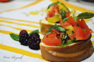 Брускетта с томатами