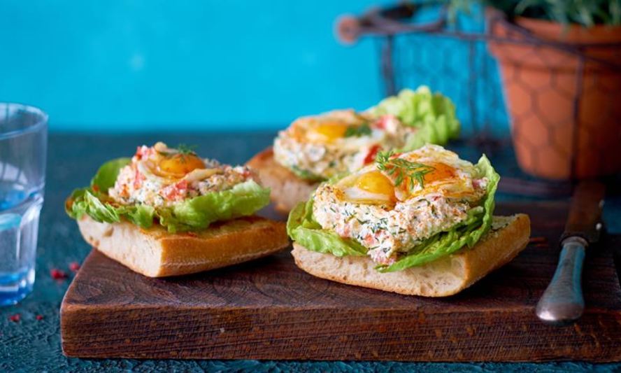 Рецепт брускетта с творогом, икрой и перепелиным яйцом