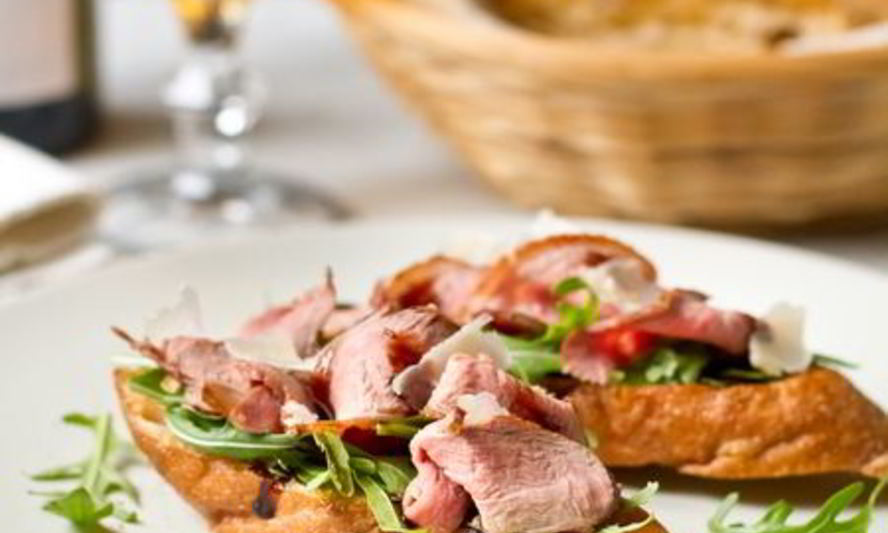 Рецепт брускетта с уткой, рукколой и бальзамическим соусом