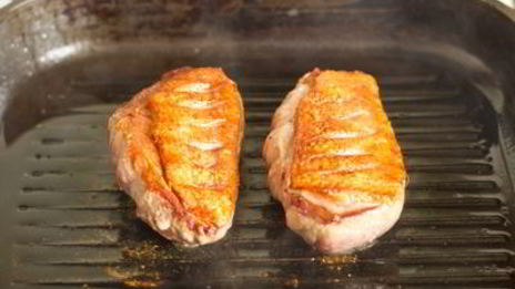 брускетта с уткой, рукколой и бальзамическим соусом