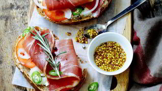 Брускетта с ветчиной, сыром и помидорами