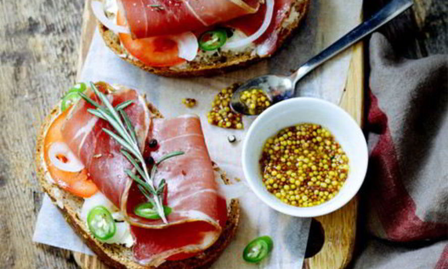 Рецепт брускетта с ветчиной, сыром и помидорами