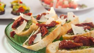 Брускетта с вялеными томатами