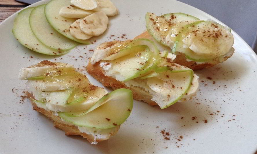 Рецепт брускетта с яблоком и бананом