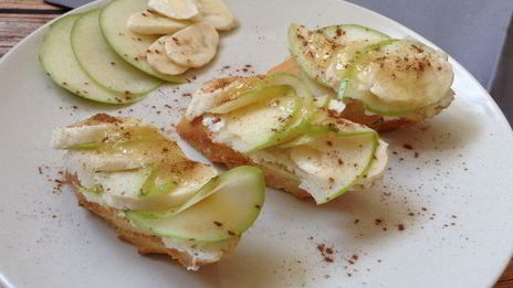 брускетта с яблоком и бананом