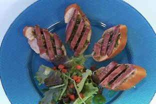 Брускетта с языком и острым соусом